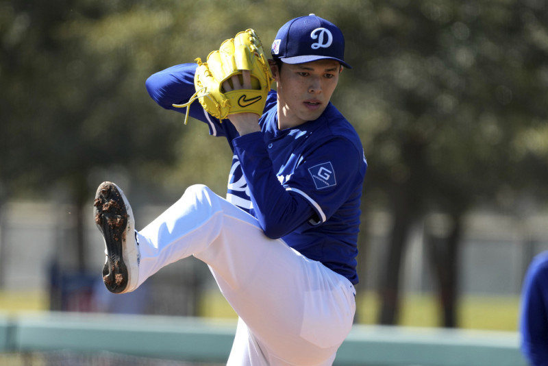 Jugador de béisbol con uniforme azul