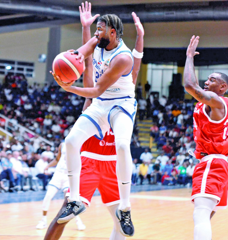 Jugador salta en acción baloncesto