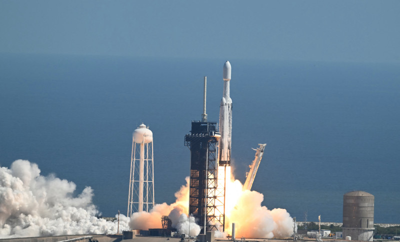 Cohete despegando de plataforma espacial