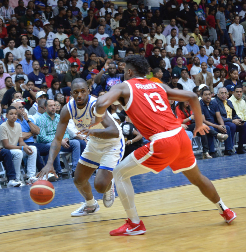 Jugadores de baloncesto en pleno partido