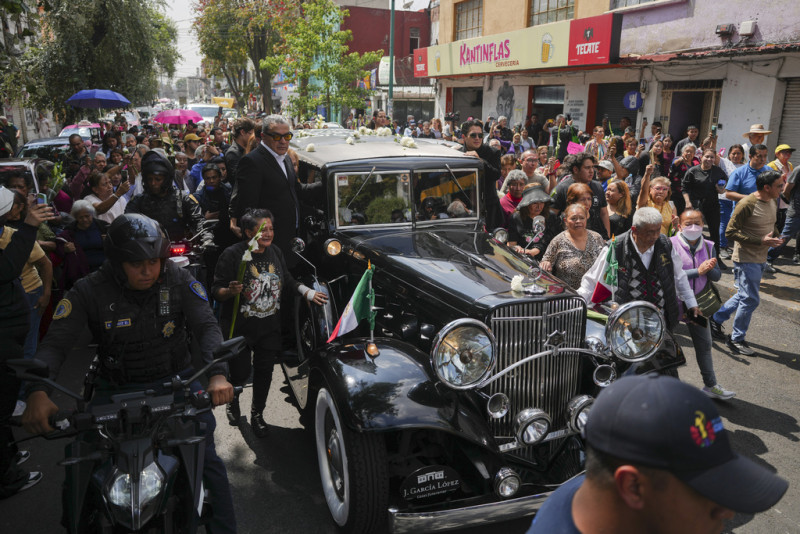 Procesión fúnebre en calle mexicana