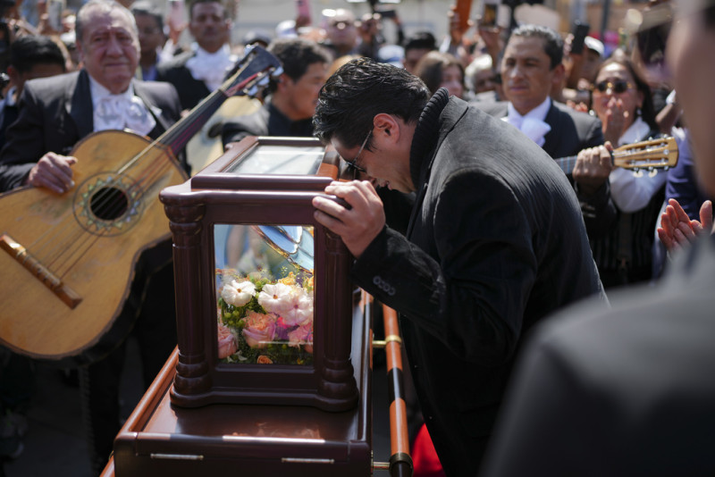 Hombre besa ataúd de cristal