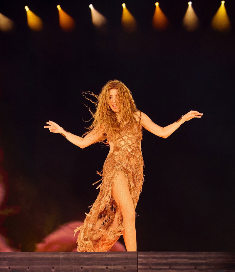 Mujer bailando con vestido marrón