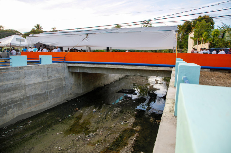 Agua contaminada bajo un puente