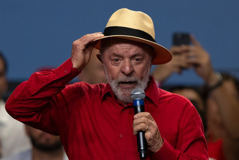 Hombre en camisa roja y gorra