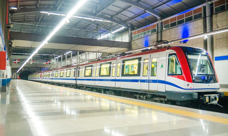 Vagón tricolor en estación de metro