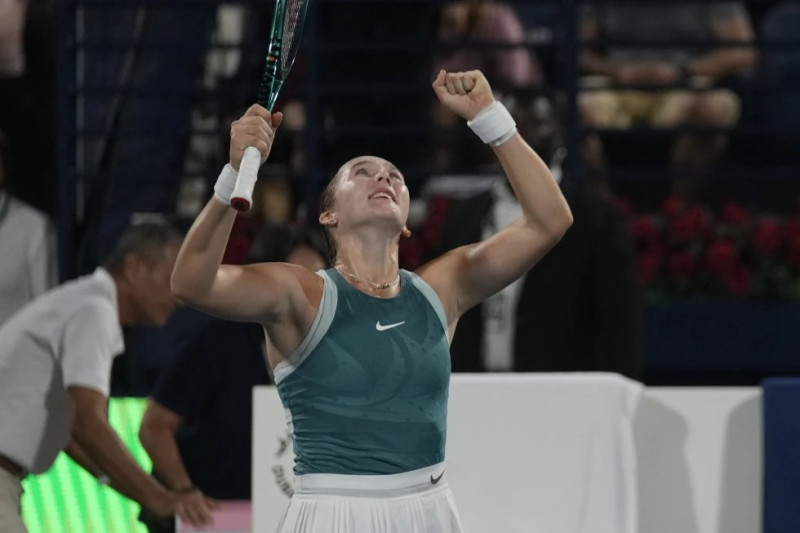 Mujer celebrando con brazos levantados