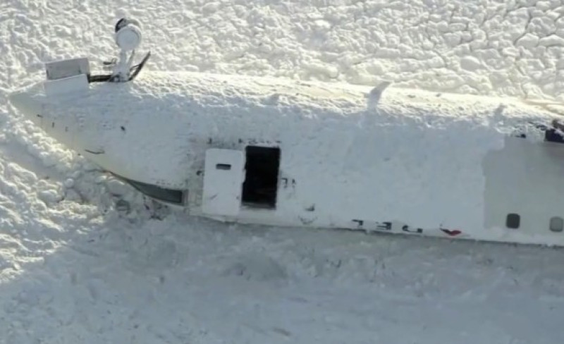 Avión cubierto por nieve intensa