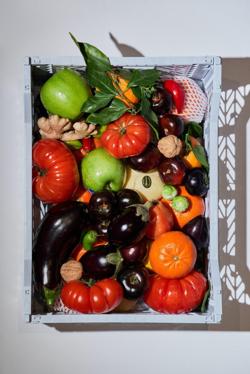 Verduras frescas en caja blanca