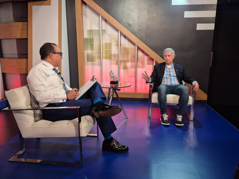 Dos hombres en estudio fotográfico