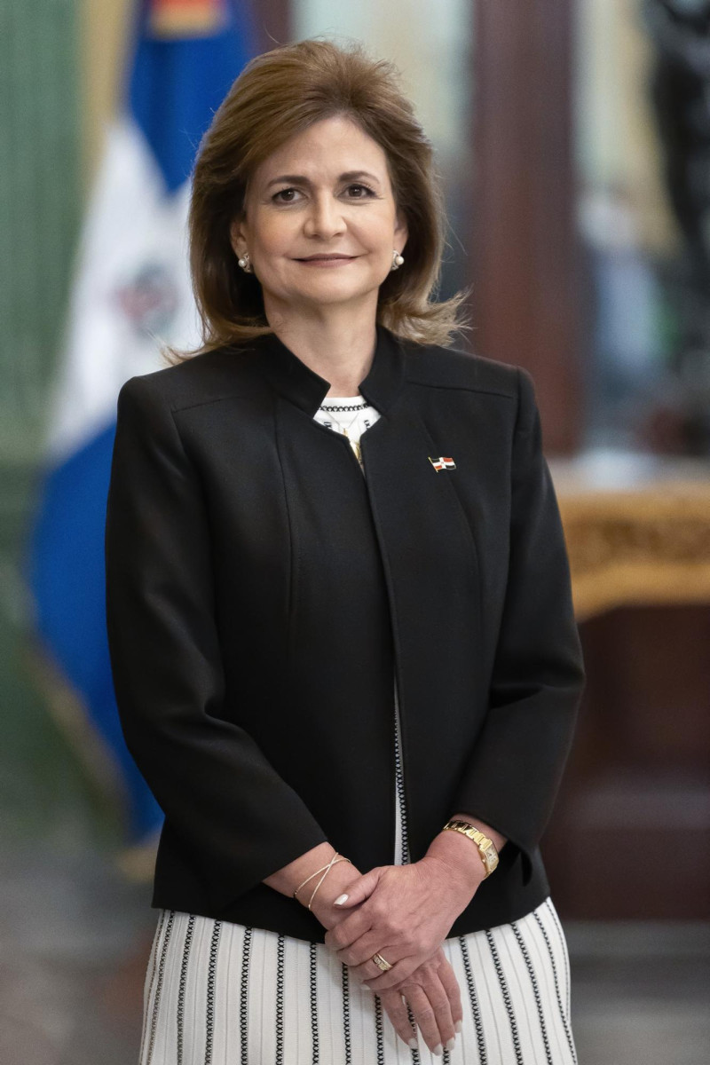 Mujer sonriente con chaqueta negra