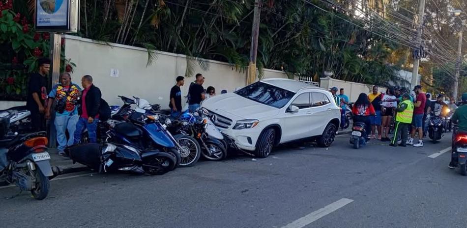 SUV blanco choca con motocicleta