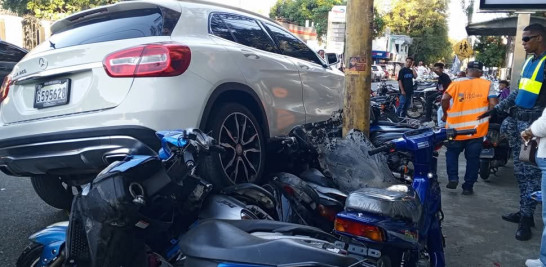 Auto choca contra motos estacionadas