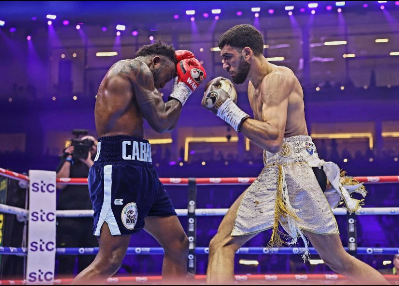 Dos boxeadores pelean en el ring