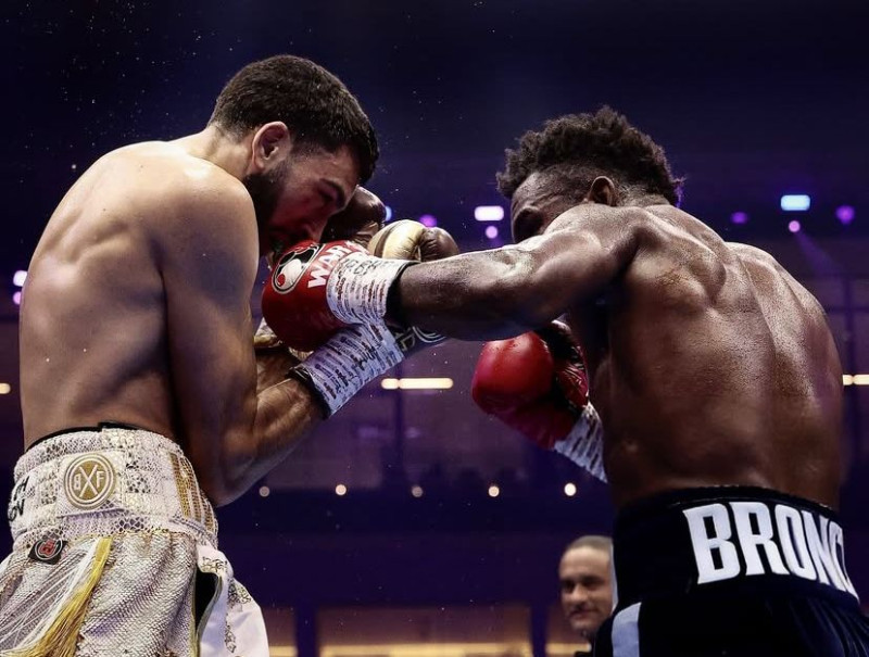 Dos boxeadores pelean en el ring