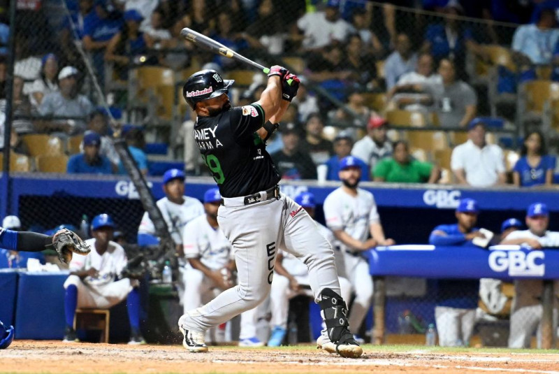 Jugador bateando en juego de béisbol