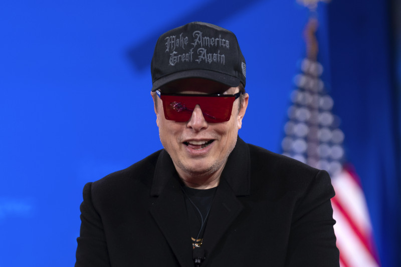 Musk con gafas y gorra oscura