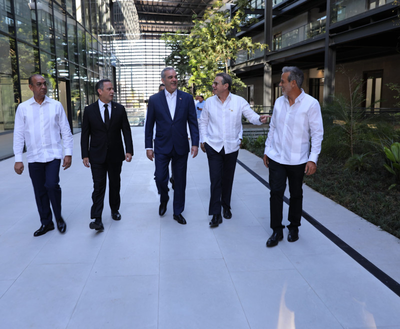 Cinco hombres caminando por patio interior