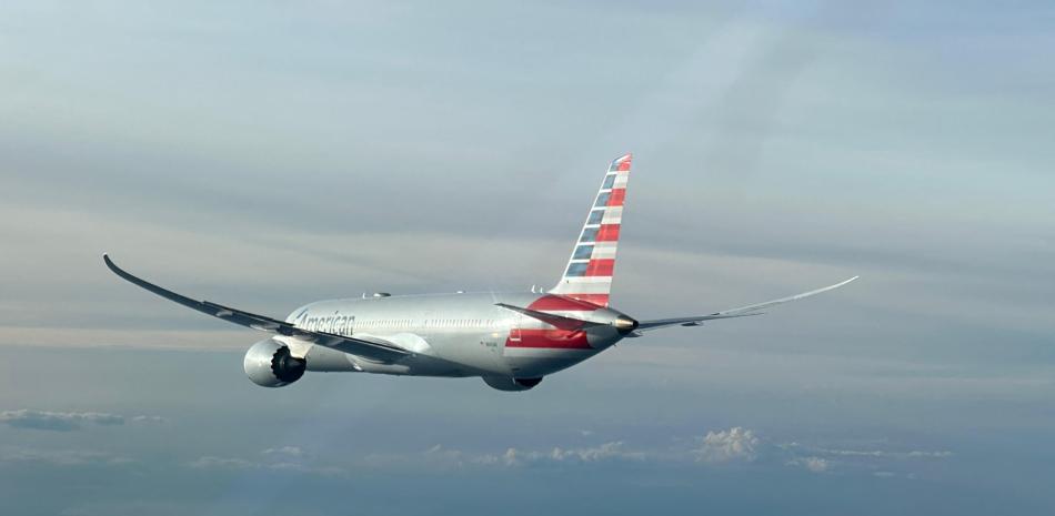 Avión de American Airlines en vuelo