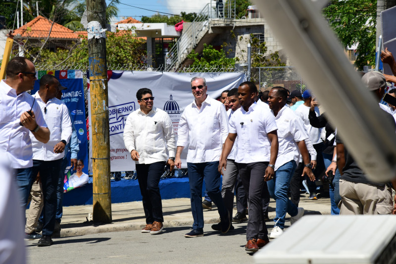 Grupo de hombres caminando en calle