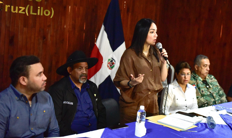 Mujer habla en podio dominicano oficial