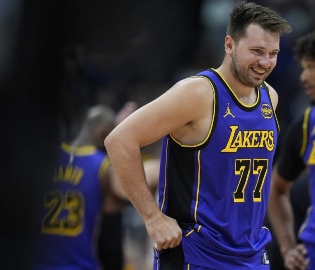 Jugador de Lakers en uniforme morado