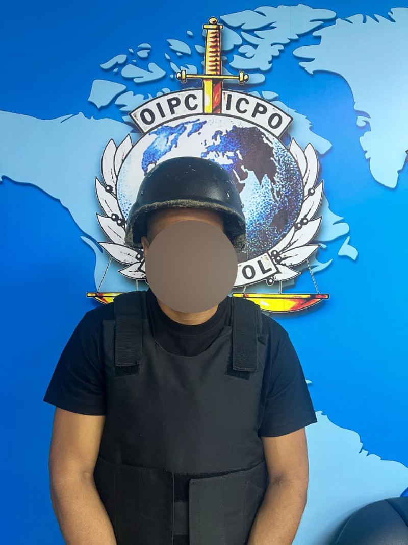 Hombre con uniforme táctico negro