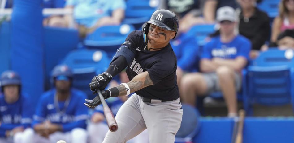 Jugador bateando en partido de béisbol