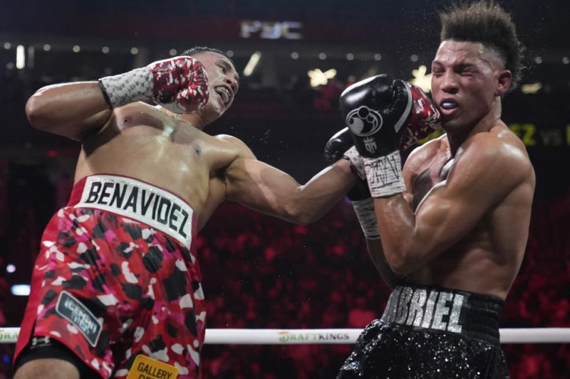 Dos boxeadores combaten en ring