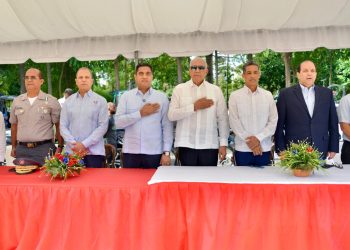 Hombres detrás de mesa ejecutiva