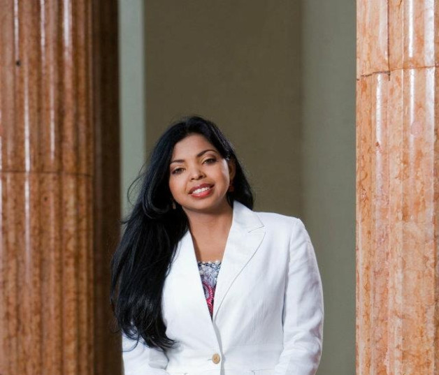 Mujer sonriente con blazer blanco