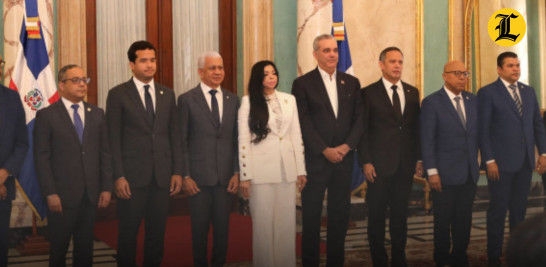 Grupo de ejecutivos en reunión formal