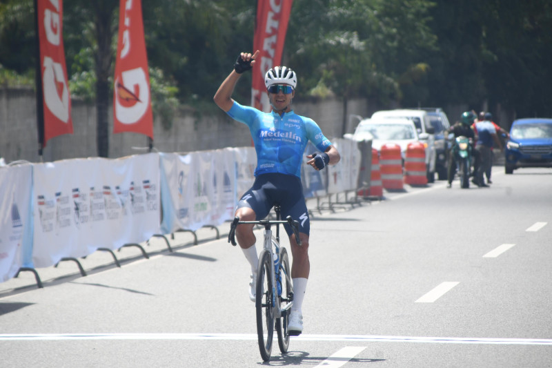 Ciclista celebra victoria en meta