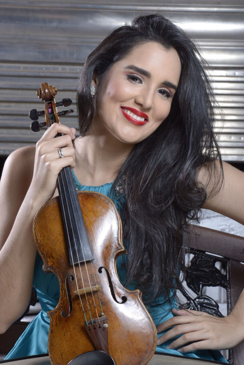 Violinista mujer sosteniendo instrumento musical