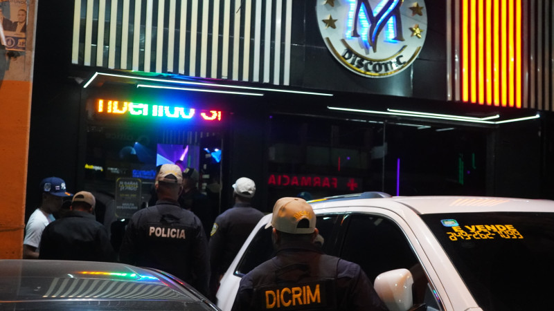 Policías frente a edificio gubernamental