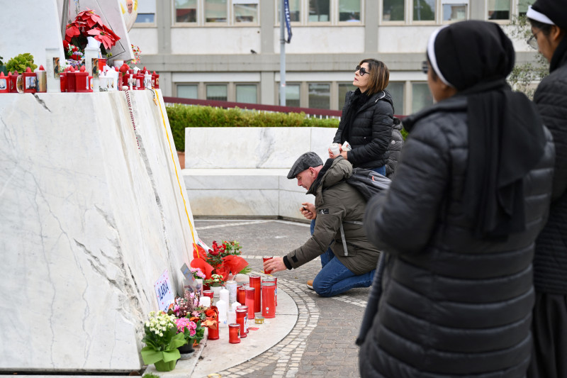 Personas en memorial por tiroteo Florida