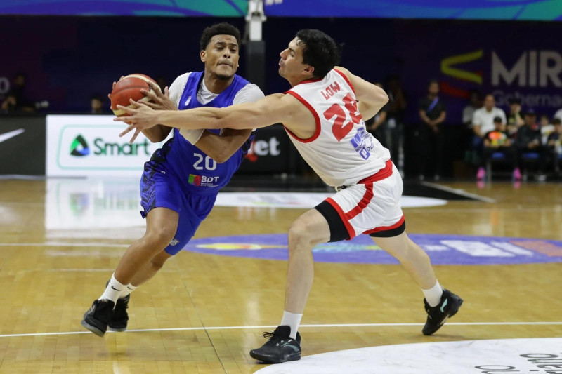 Jugadores basquetbol compiten en cancha