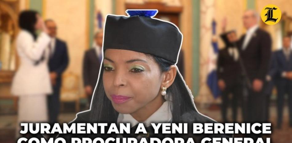 Mujer graduanda en toga negra