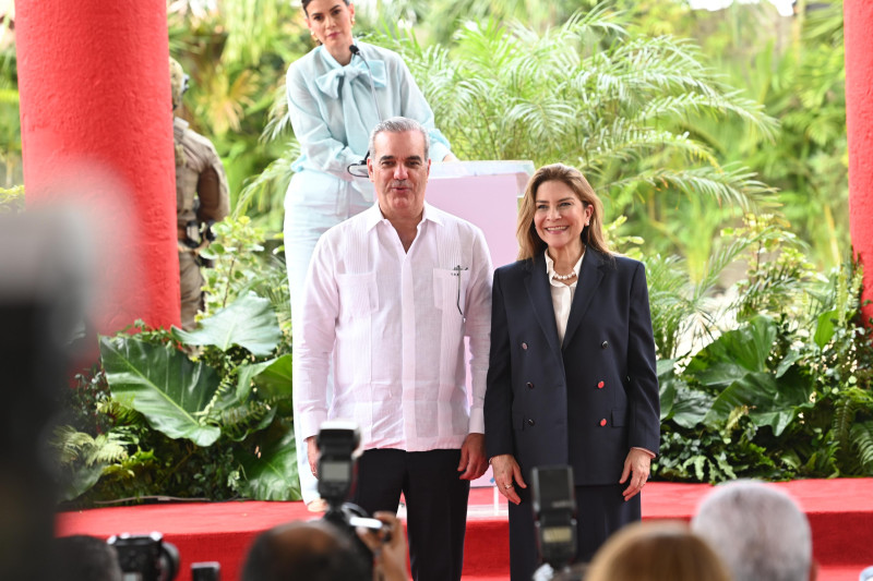 Pareja en escenario rojo