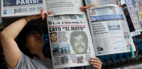 Mujer leyendo titulares del periódico