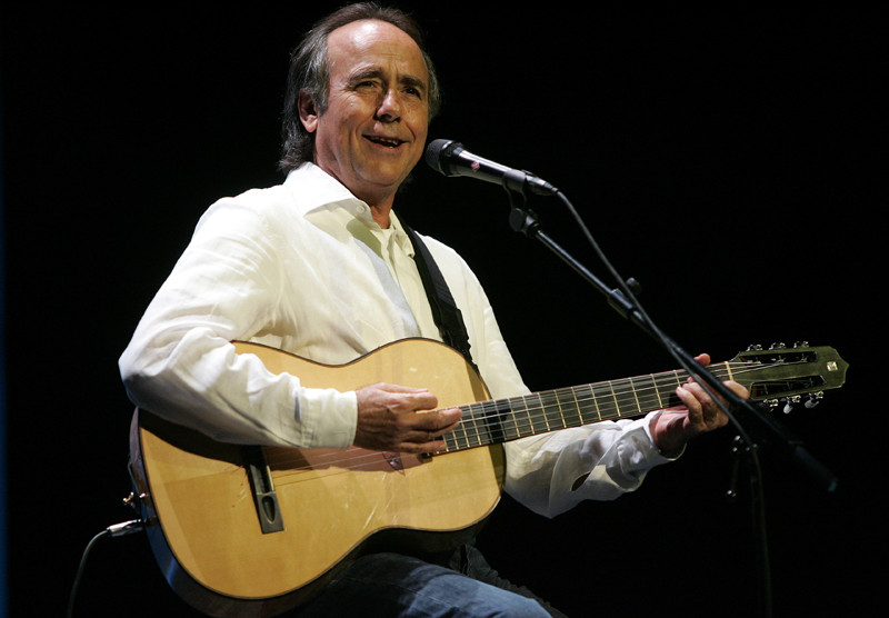 Músico con guitarra en escenario