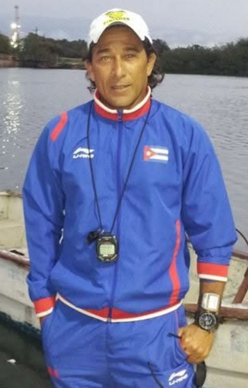 Hombre con deportivo azul junto al agua