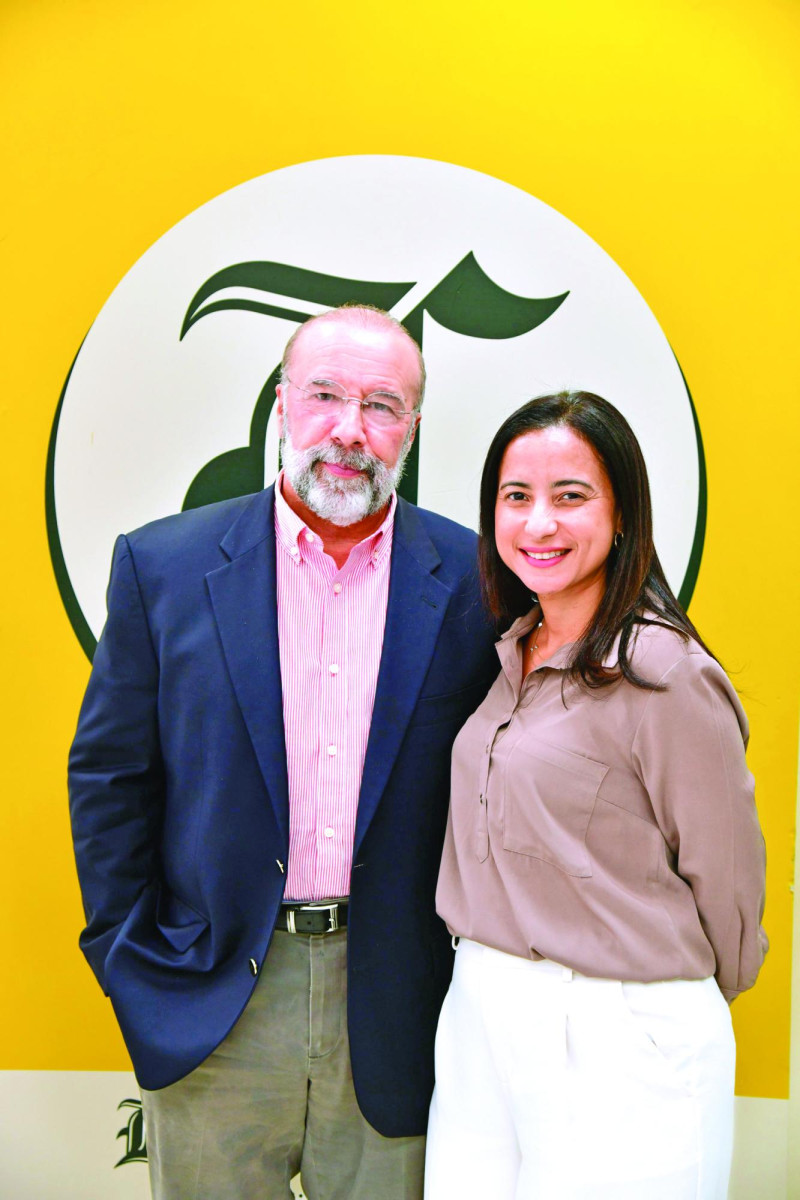 Hombre mayor y mujer joven sonriendo