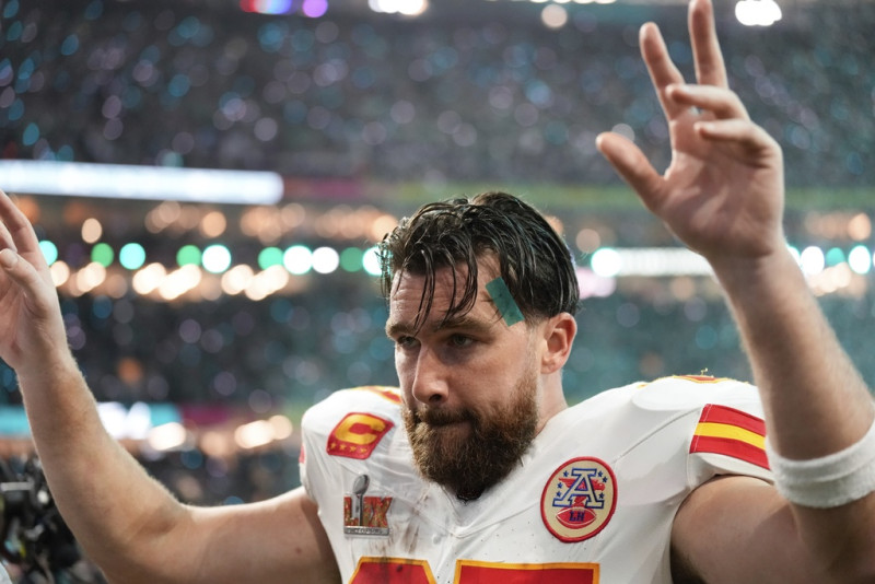 Travis Kelce en uniforme deportivo