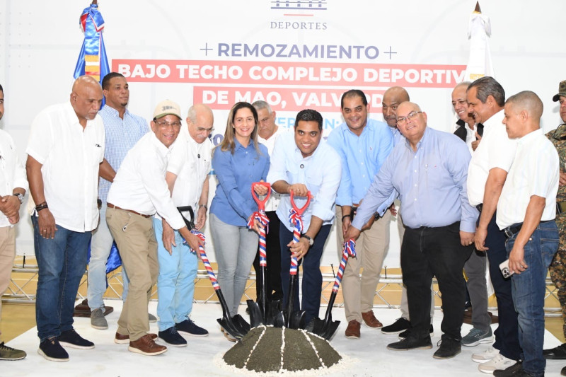 Personas con palas trabajando la tierra