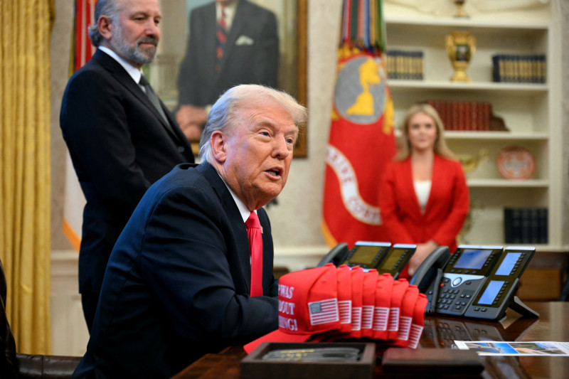 Trump hablando desde escritorio presidencial