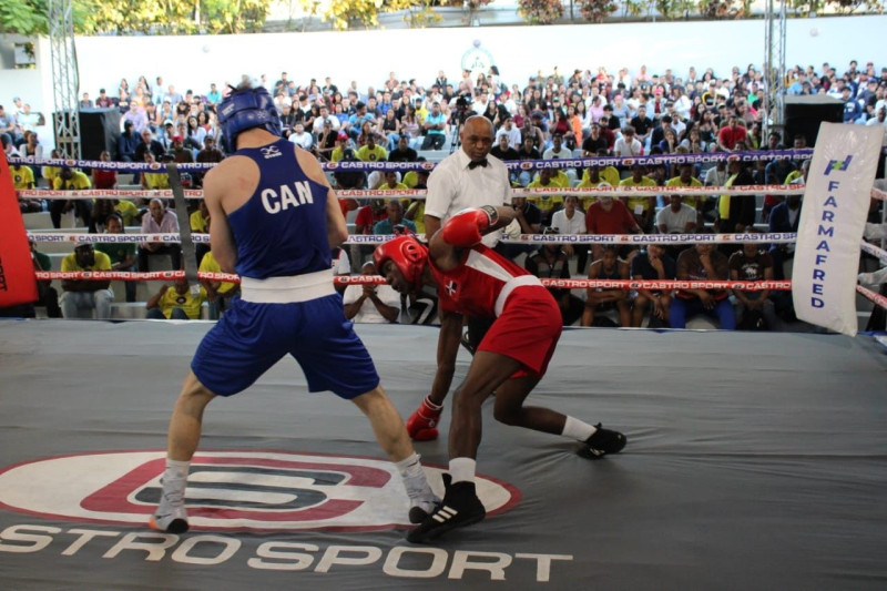 Boxeadores enfrentándose en el ring