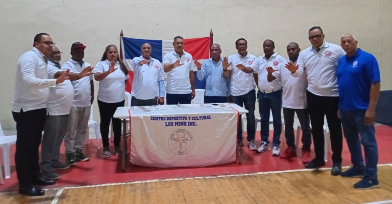 Grupo de personas con camisas blancas