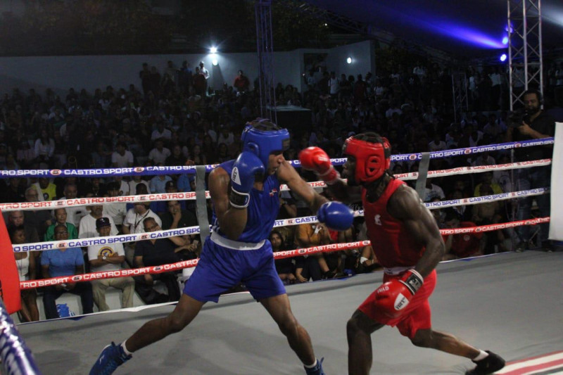 Dos boxeadores pelean en el ring