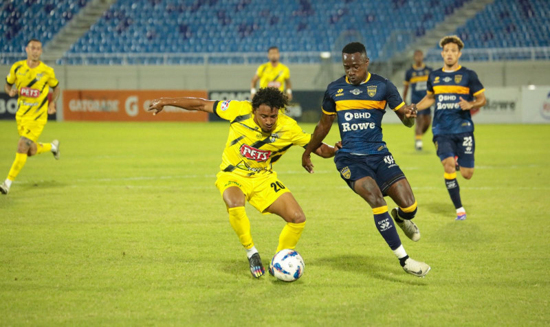 Jugadores disputan balón en cancha